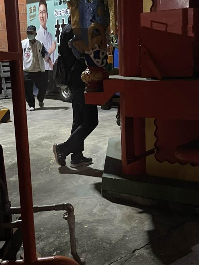 市议员林祈烽表示，有一名公所公务员25日晚上到自己与蔡其昌的市政座谈会上，拿着手机在场拍照并回传。（林祈烽提供／张亦惠台中传真）