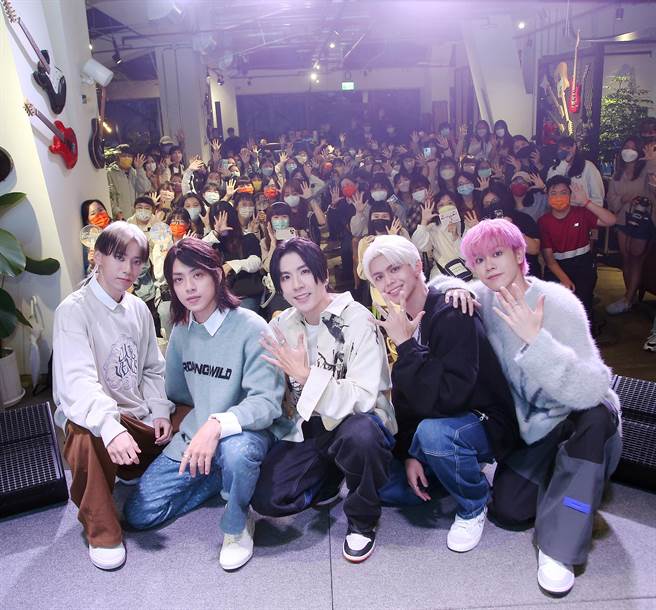 ALL IN 5 与百位粉丝欢庆一岁生日。(必应创造提供)