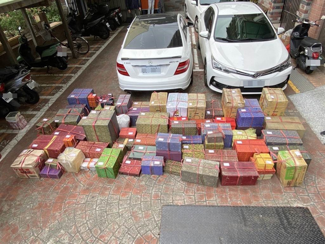 警方查扣400多件骨董，张男涉犯诈欺、偽造文书。（翻摄画面）。