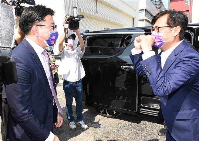 高雄市長陳其邁（右）26日上午到路科出席德商默克-高雄廠電子材料供應系統生產廠啟用典禮，他在離去時與默克董事長李俊隆（左）相互加油打氣。（林瑞益攝）