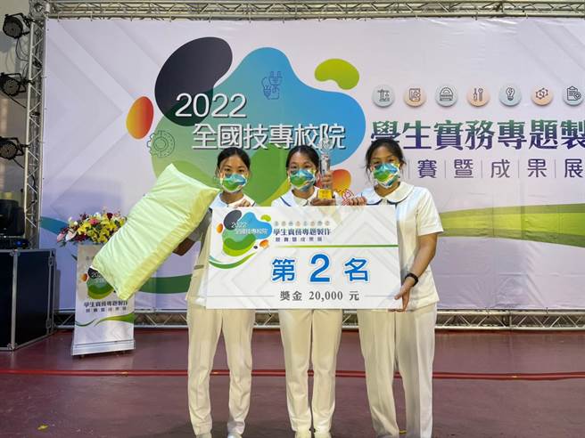 护理系学生在教授指导下，研发「枕好睡，由我罩-隔音套组」，获2022全国技专校院专题制作竞赛银牌奖。（辅英科大提供／高雄洪靖宜传真）