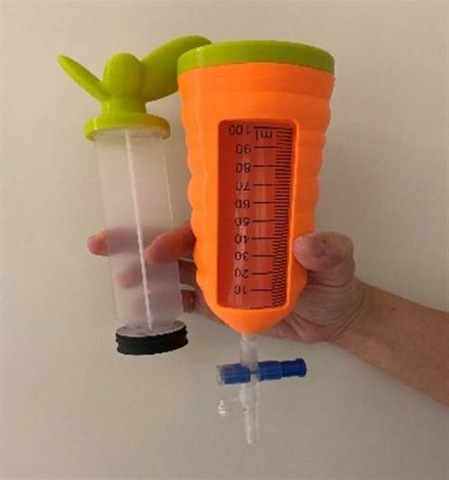 顾雅利副教授、王惠玲及游秋燕助理教授研发「具有可更换喂食器具之喂食装置」，获韩国WiC世界创新发明大赛荣银牌奖。（辅英科大提供／高雄洪靖宜传真）