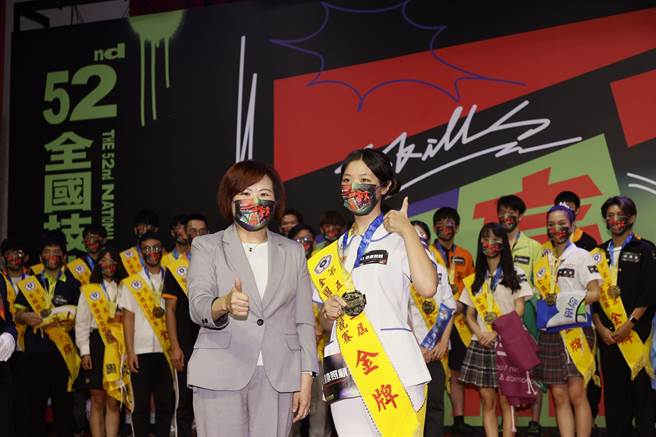 五专护理科武芳琪参加第52届全国技能竞赛，勇夺健康照护职类金牌。（辅英科大提供／高雄洪靖宜传真）