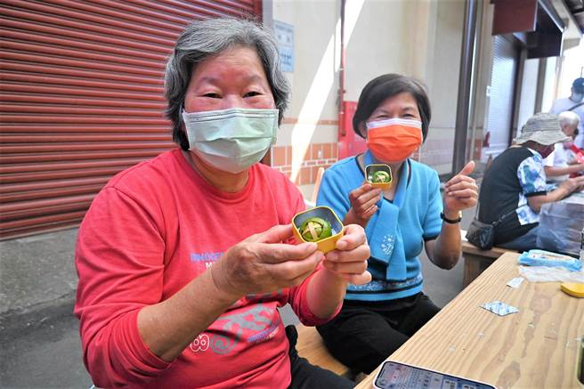 民眾开心体验制茶。（李京升摄）