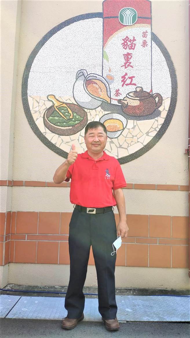 铜锣乡老茶师韩顺雄不只在东方美人茶评鑑囊括10多个奖项，也在优质红茶评鑑竞赛中拿下特等奖。（李京升摄）