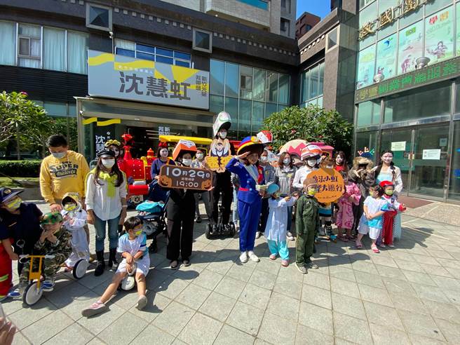 由民进党新竹市长候选人沈慧虹主办的「魔法小虹万圣大游行」将于29日晚间登场，沈慧虹邀请民眾穿上代表「光荣黄」一同来参加万圣节大游行。（陈育贤摄）