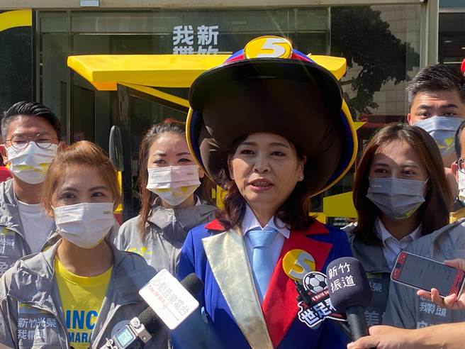 沈慧虹说，只要认同新竹市的改变的朋友，就穿上「黄色」参加万圣节大游行，希望创造全民参与、欢乐的选举，打赢这场选战。（陈育贤摄）