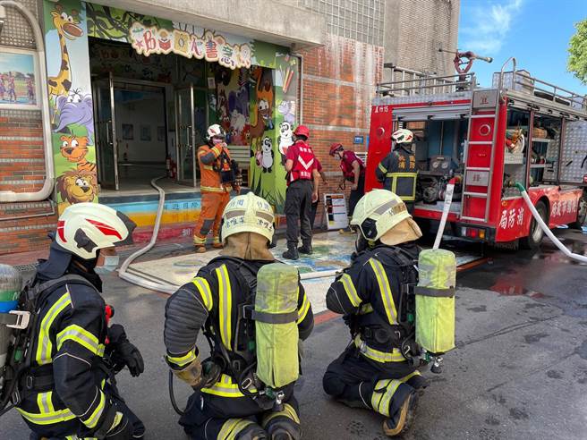 桃消防第三大队今与大园菓林国小合作办理太阳能灾害抢救演练暨防范一氧化碳中毒宣导。（翻摄画面／蔡明亘桃园传真）