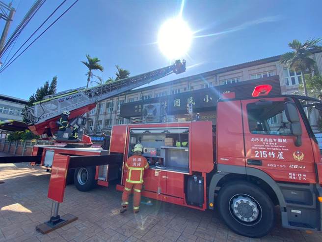 桃消防第三大队透过实地抢救演练，让第一线救灾人员掌握太阳能灾害抢救重点，强化同仁救灾安全。（翻摄画面／蔡明亘桃园传真）