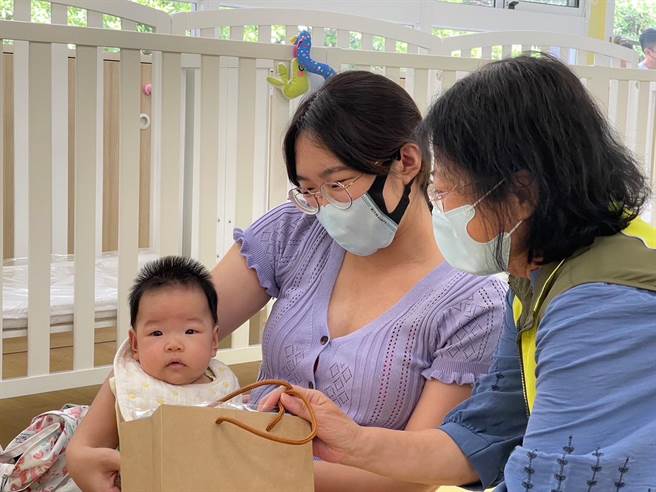 高雄市小港区近年来人口成长，高雄市政府为减轻家长育儿负担，设立「小港平和公共托婴中心」并于今日开幕启用。(林雅惠摄)