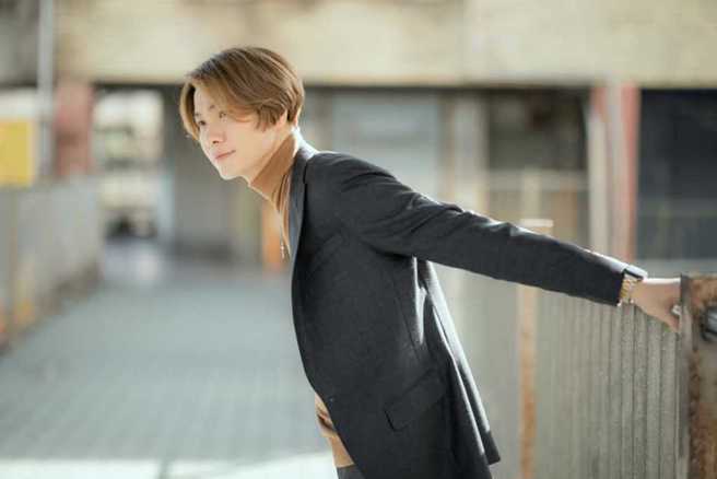 黃少谷在高鐵站看見一位媽媽帶著兩個孩子，不禁感嘆為人母的堅強。(圖/黃少谷 臉書)