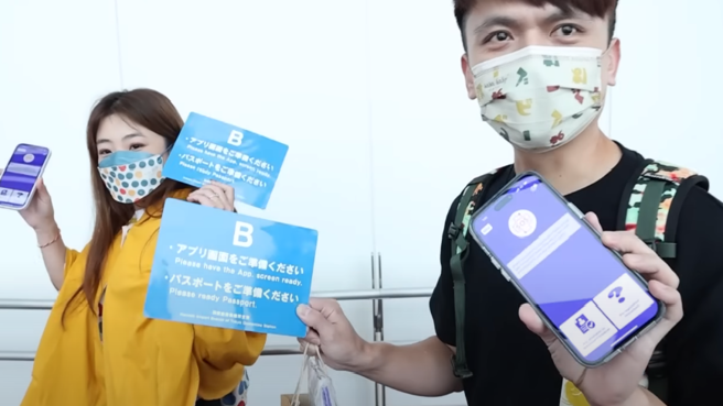 知名YouTuber蔡阿嘎表示，3劑疫苗都是打高端，到日本從下飛機到入境完成，只花了30分鐘。（圖／翻攝自蔡阿嘎YouTube）