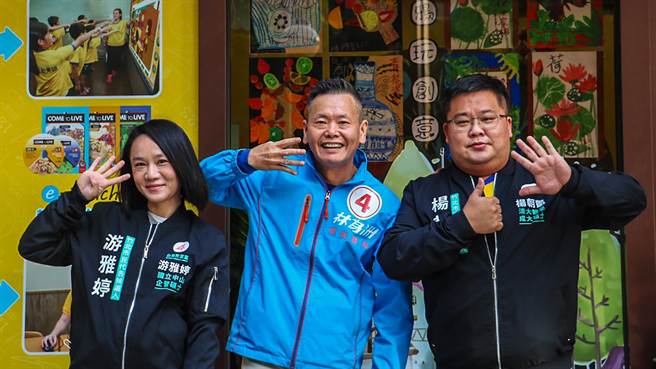 国民党竹北市长候选人林为洲（中）与民眾党市民代表候选人游雅婷（左）和杨朝凯（右）共推竹北市国中小教育政策方案。（罗浚滨摄）