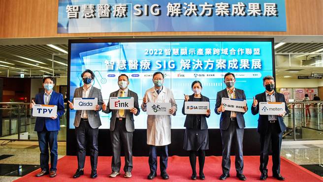 智慧医疗显示应用成果发表会，新竹台大分院院长余忠仁（中）指成立智慧医疗创新中心，打造各式情境场域提供测试与展示，以利未来可快速导入临床应用。（罗浚滨摄