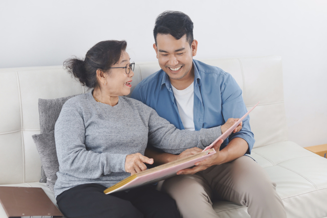 水瓶座、巨蟹座、金牛座乖巧懂事，深受老人家喜欢。（示意图／Shutterstock）