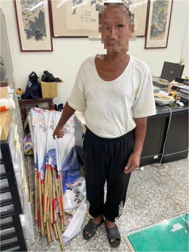 不满选举旗帜挂满东港大桥有碍观瞻，57岁男持小刀一口气割破36面。（警方提供／谢佳潾屏东传真）