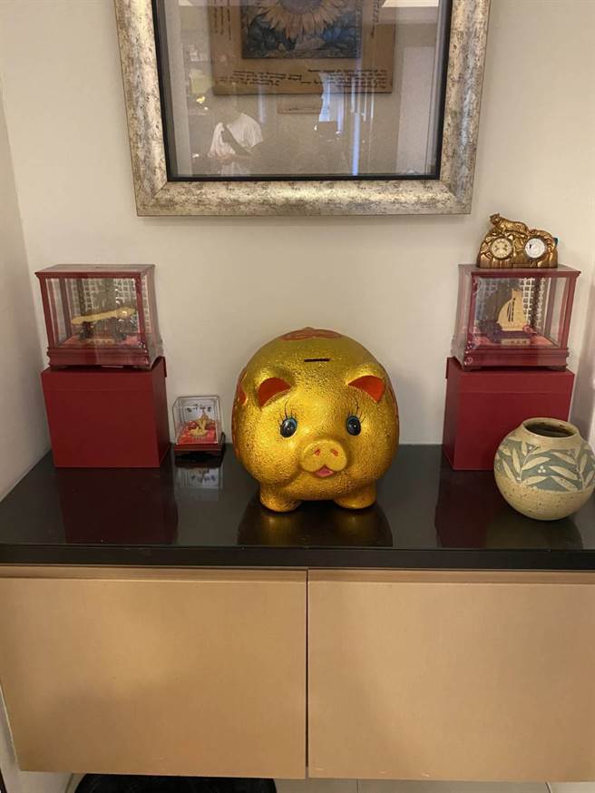 台中警方破獲專門詐騙大陸地區民眾的詐騙集團，發現詐團成員為求好業績，室內擺滿金雞、金豬等招財物。（台中市警察局提供／張妍溱台中傳真）