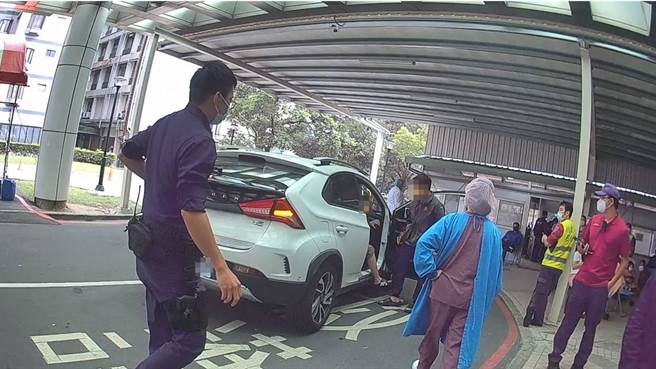 确诊妇破水将临盆，桃警帮开道助顺产。（翻摄照片／蔡依珍桃园传真）