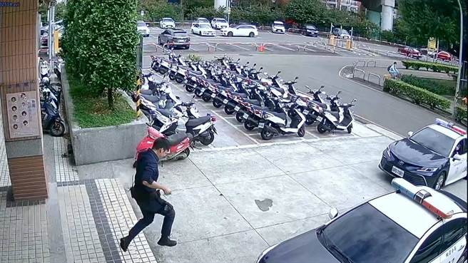 确诊妇破水将临盆，桃警帮开道助顺产。（翻摄照片／蔡依珍桃园传真）