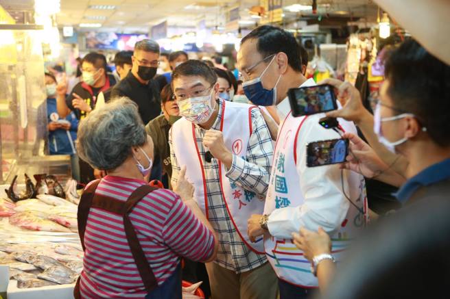 国民党基隆市长参选人谢国梁(右三)26日与国民党主席朱立伦(右二)一同到成功市场扫街拜票。(图取自谢国梁脸书)