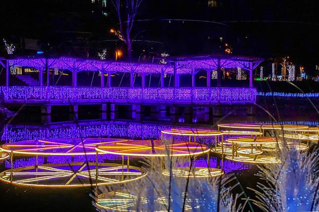 东兴圳光艺节《荷田雅韵》装置艺术，近日获「纽约设计大奖：活动及展览设计－银奖」殊荣。（罗浚滨摄）