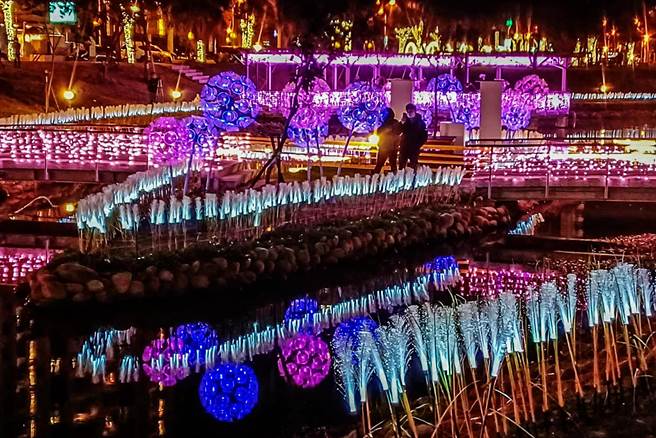 县府12月再办理东兴圳光艺节，届时沿线4座公园都会有主题灯饰。（罗浚滨摄）