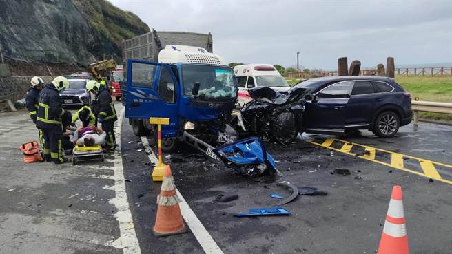 新北市瑞芳區26日中午發生自小客與小貨車對撞事故，雙方司機都受傷送醫。（翻攝照片／張志康新北傳真）