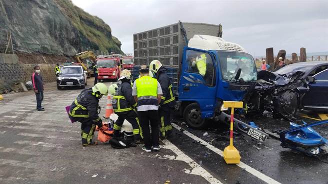 新北市瑞芳區26日中午發生自小客與小貨車對撞事故，雙方司機都受傷送醫。（翻攝照片／張志康新北傳真）