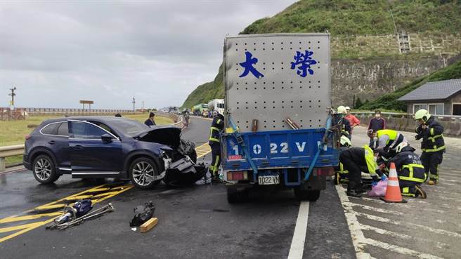 新北市瑞芳區26日中午發生自小客與小貨車對撞事故，雙方司機都受傷送醫。（翻攝照片／張志康新北傳真）