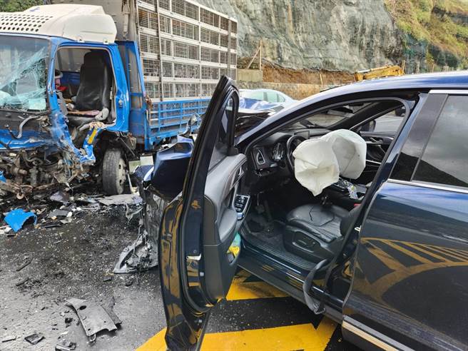 新北市瑞芳區26日中午發生自小客與小貨車對撞事故，雙方司機都受傷送醫。（翻攝照片／張志康新北傳真）