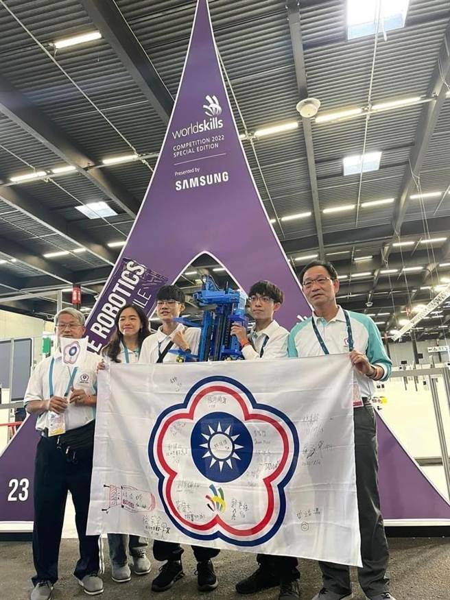 苗栗县君毅中学毕业生林义峰、张皓钧勇夺国际技能竞赛机器人组优胜。（君毅中学提供／谢明俊苗栗传真）