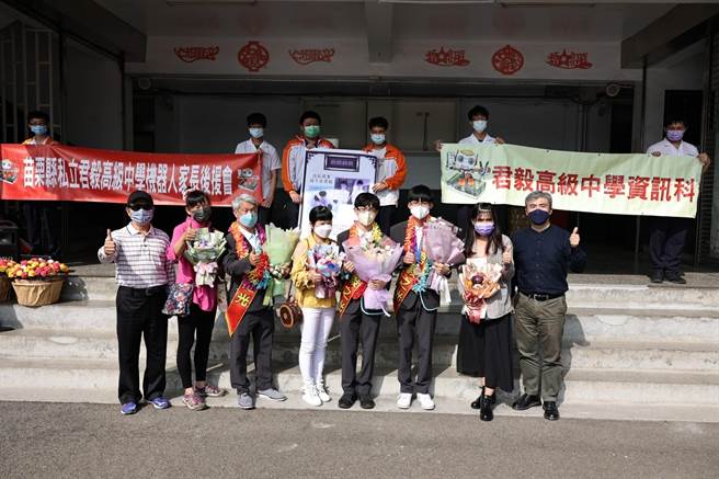 苗栗县君毅中学毕业生林义峰、张皓钧勇夺国际技能竞赛机器人组优胜，26日回国先回母校君毅中学接受师生庆贺。（君毅中学提供／谢明俊苗栗传真）