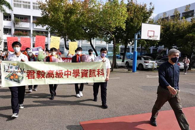 苗栗县君毅中学毕业生林义峰、张皓钧勇夺国际技能竞赛机器人组优胜，26日回国先回母校君毅中学接受师生庆贺。（君毅中学提供／谢明俊苗栗传真）