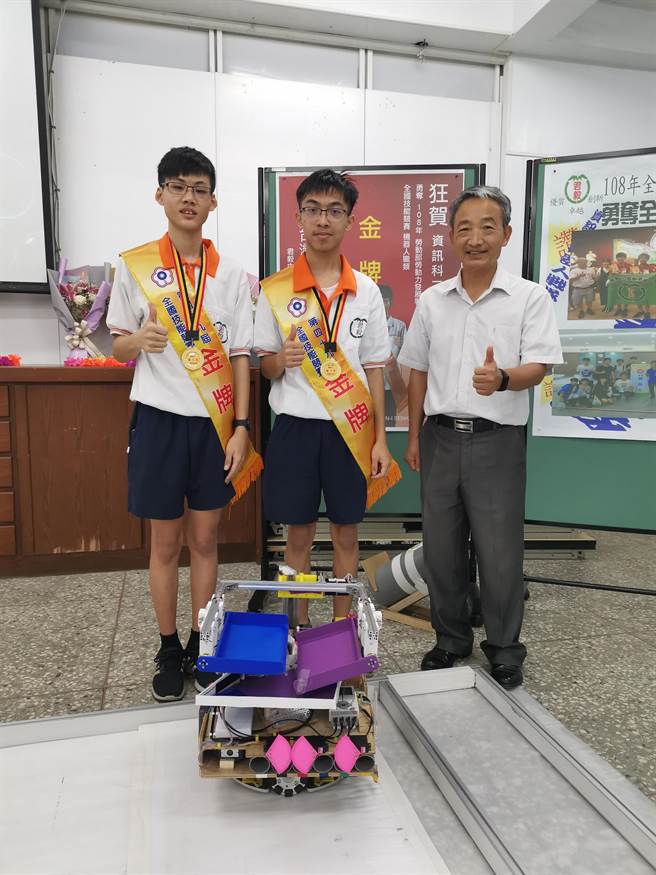 苗栗县君毅中学毕业生林义峰、张皓钧高2时就荣获全国技能竞赛金牌。（谢明俊摄）