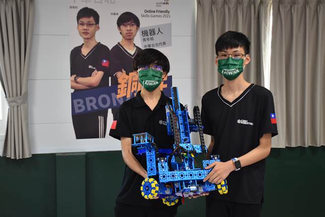 苗栗县君毅中学毕业生林义峰、张皓钧，去年就荣获国际技能竞赛亚洲区赛铜牌。（谢明俊摄）