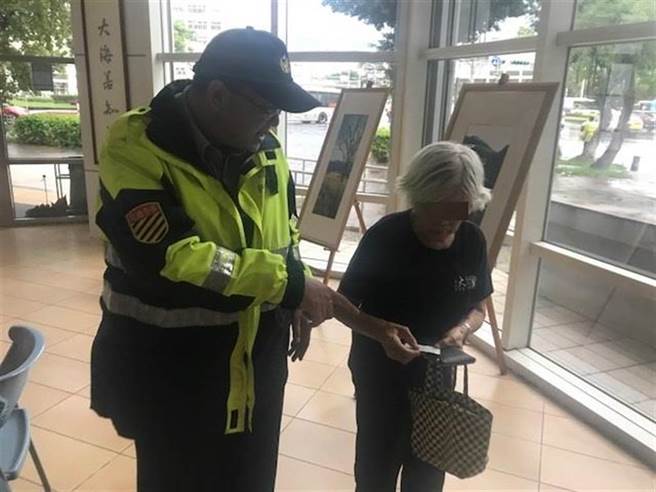 前南港分局交通分隊員警林信洋（左）幫助抓車業者查資料並收取54萬多元賄款遭起訴。（翻攝畫面）