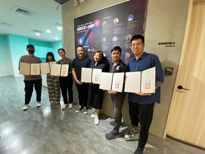 高市青年局局长张以理(中)与「青艺力」艺术家、新愿艺术王家荺执行长(右三)互动交流。（柯宗纬翻摄）