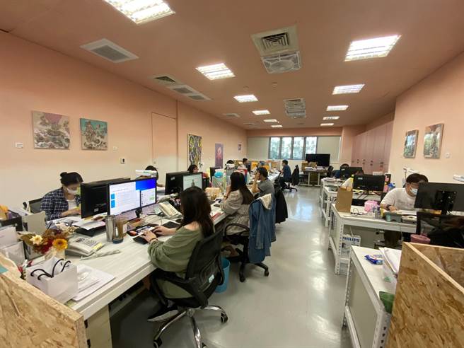 展览画作以青年艺术能量，美化青年局办公空间。（柯宗纬翻摄）