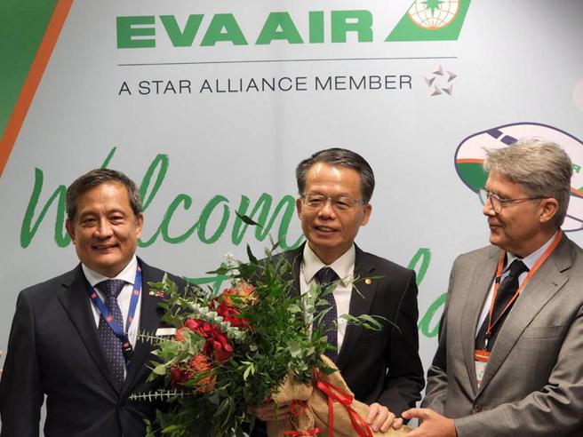 （長榮航空25日首航班抵達米蘭，駐義大利台北代表處李新穎大使(左一)與米蘭機場公司副總經理Mr. Andrea Tucci(右一)特別前往接機，長榮航空總經理孫嘉明(中)表示，疫情後2年首度出國，米蘭首航班機爆滿，象徵航空產業將逐漸復甦，後續客運需求樂觀。 圖／王淑以）