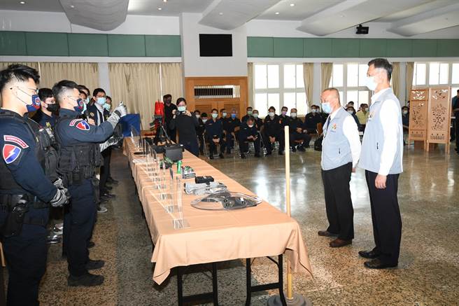 苗栗县长徐耀昌26日赴苗栗县警局视察最新应勤装备。（苗栗县警局提供／谢明俊苗栗传真）