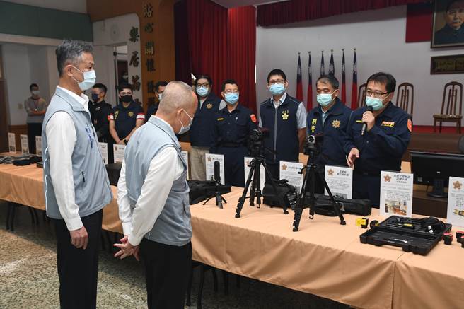 苗栗县长徐耀昌26日赴苗栗县警局视察最新应勤装备。（苗栗县警局提供／谢明俊苗栗传真）