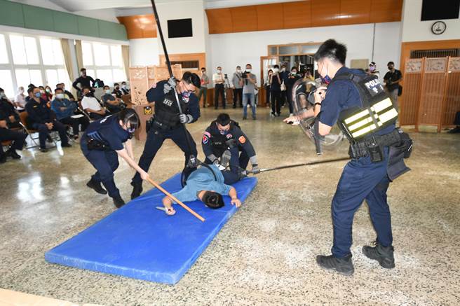苗栗县长徐耀昌26日赴苗栗县警局视察最新应勤装备，并视察员警应用演练。（苗栗县警局提供／谢明俊苗栗传真）