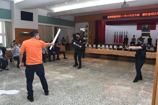 苗栗县长徐耀昌26日赴苗栗县警局视察最新应勤装备，并视察员警应用演练。（苗栗县警局提供／谢明俊苗栗传真）