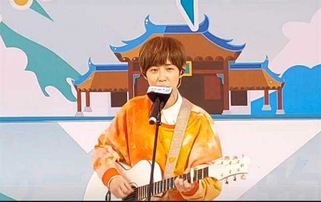 彰化县政府举办「二水国际跑水节」，11月5、6日登场，知名歌手魏嘉莹26日先暖场演唱一段。（吴敏菁摄）