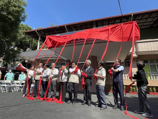 台南少年辅导委员会行政中心今揭牌启用，由市长黄伟哲（右五）和地方法院院长董武全（右四）等人共同主持。（李俊淇摄）