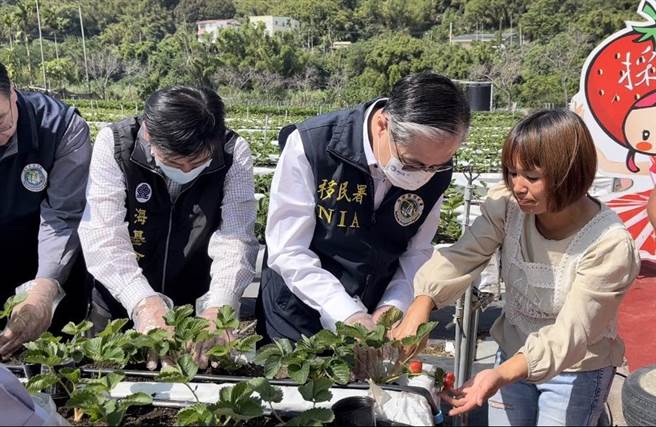移民署长钟景琨26日赴苗栗县大湖乡访视新住民。（移民署苗栗县服务站提供／谢明俊苗栗传真）