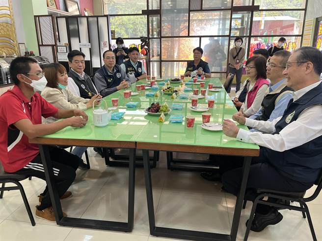 移民署长钟景琨26日赴苗栗县大湖乡访视新住民。（移民署苗栗县服务站提供／谢明俊苗栗传真）