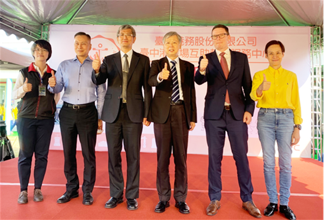 台中港教保中心迎新典礼，交通部航港局长叶协隆(左三)、港务公司董事长李贤义(右三)等，特到场共襄盛举。（台中港务分公司提供）