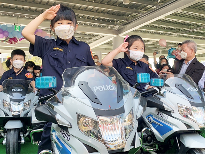 台中港教保中心迎新典礼，小朋友骑小哈雷进场。（台中港务分公司提供）