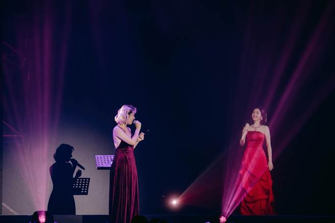 云林县府文化观光处上月举办「邓丽君再现云林－浮空投影音乐会」，图为歌手王若琳（左）与虚拟投影的邓丽君对唱。（云林县府文化观光处提供）